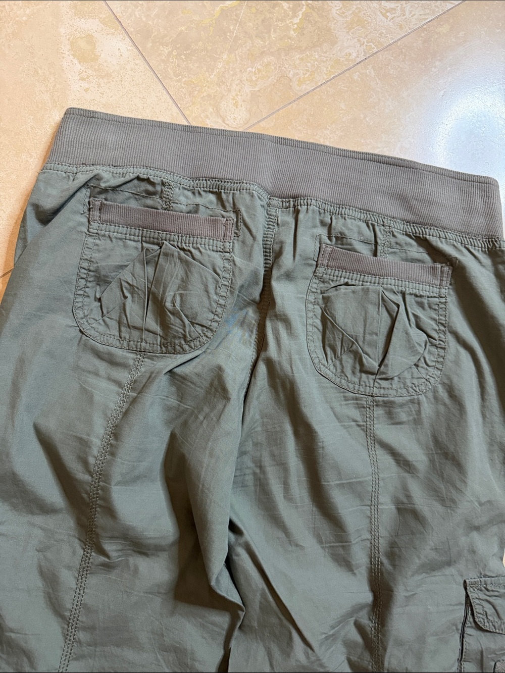 💕Almost Famous Olive Green Wide-Leg Cargo Capris💕 - Picture 4 of 7
